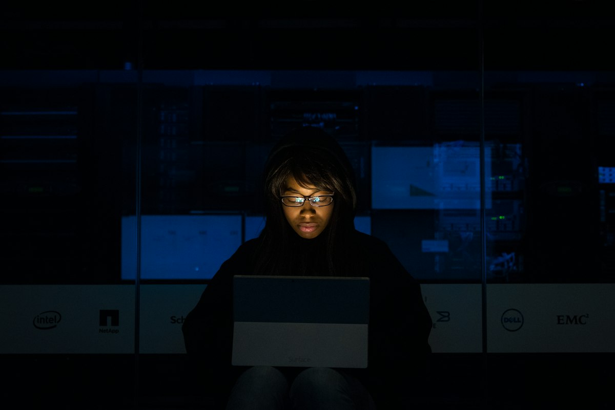 Pessoa utilizando tecnologia no trabalho
